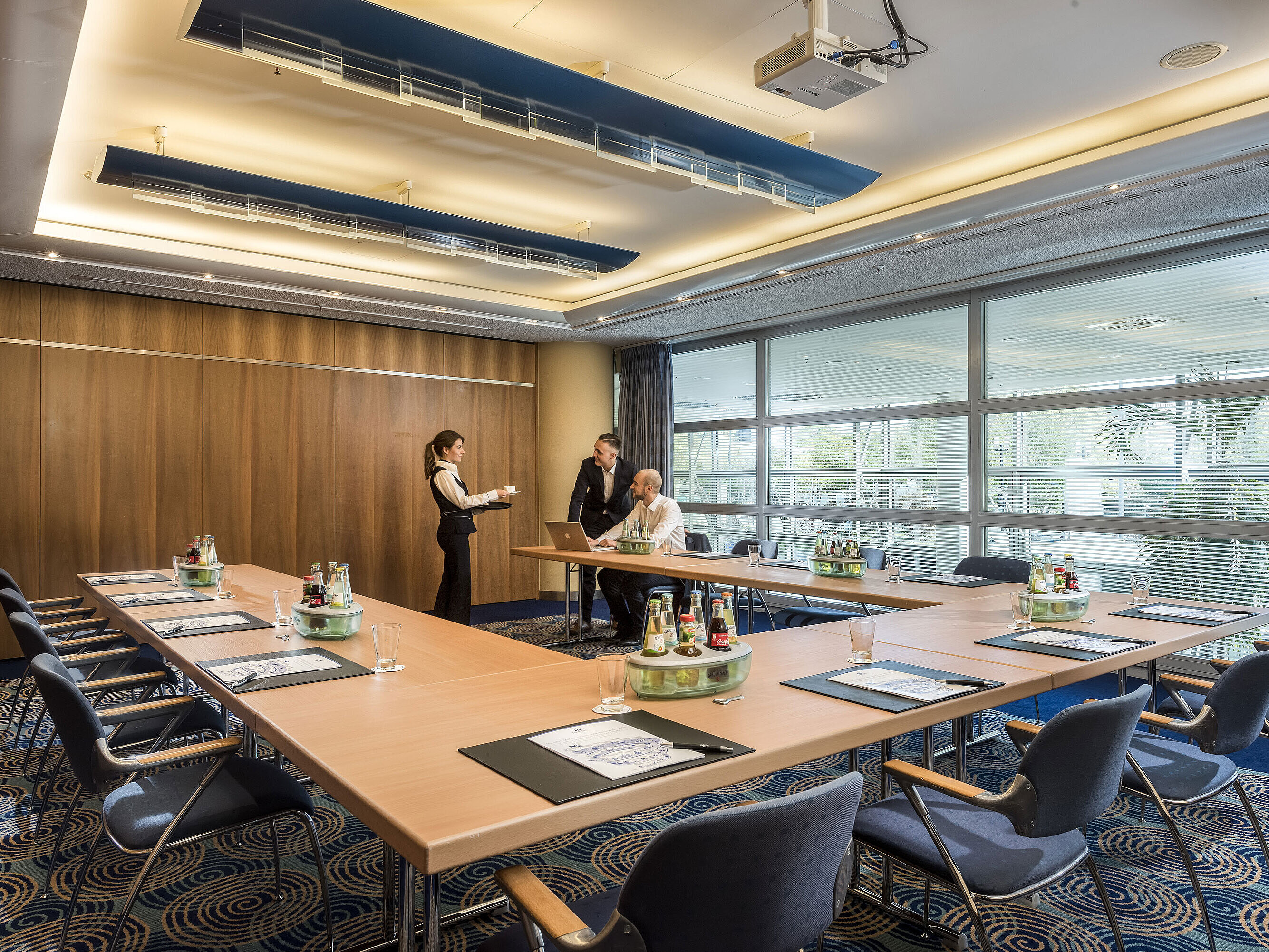 Salon München Meeting in a small conference room at Maritim Hotel Frankfurt with U-shaped seating, natural light, and staff service.