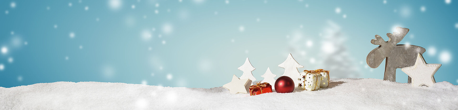 © pattilabelle - AdobeStock.com Winter decor with moose, trees and Christmas baubles in the snow