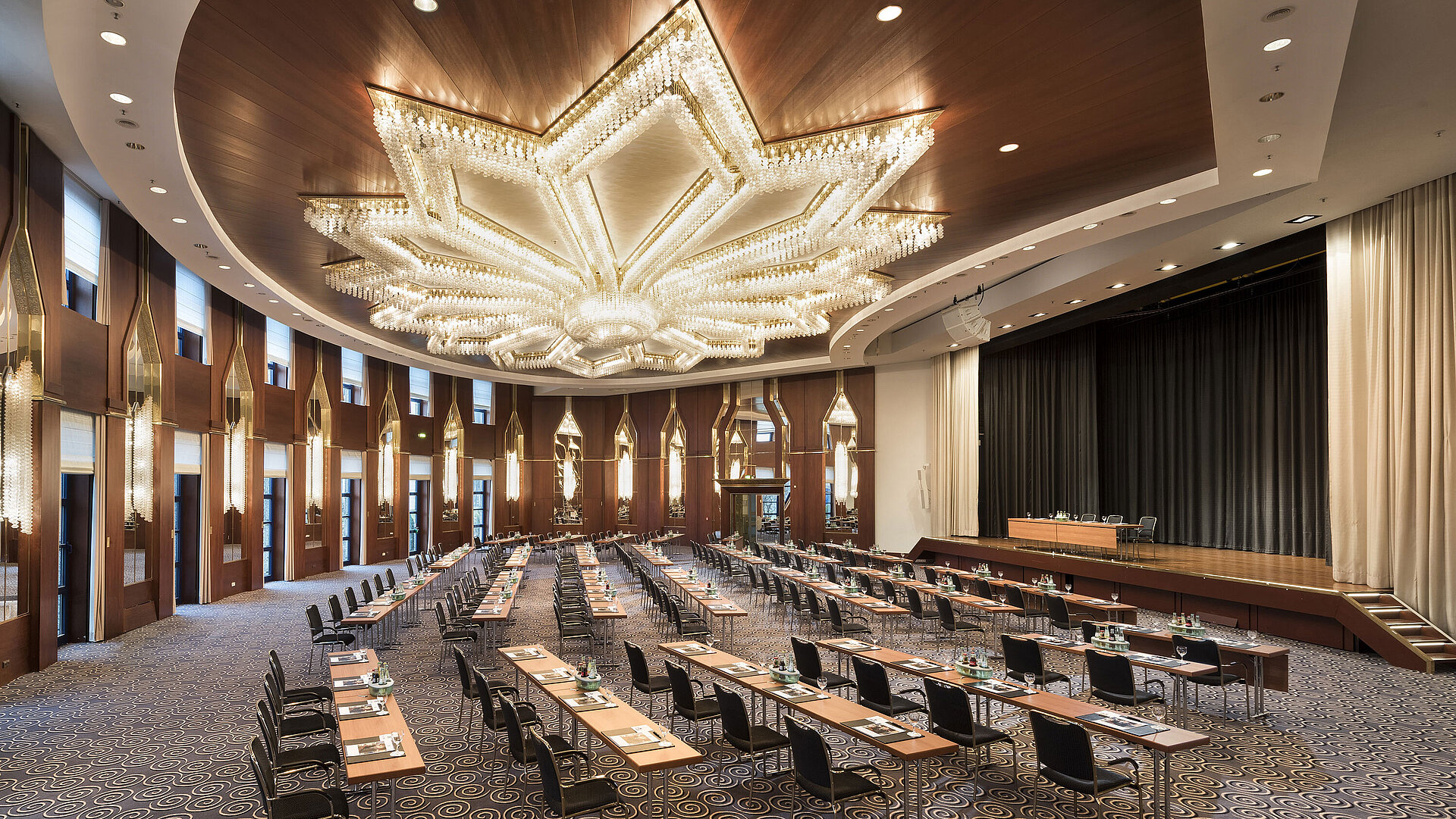 Saal Beethoven Classroom style The image shows the magnificent Beethoven Hall at Maritim Hotel Bonn, set up for conferences or events.