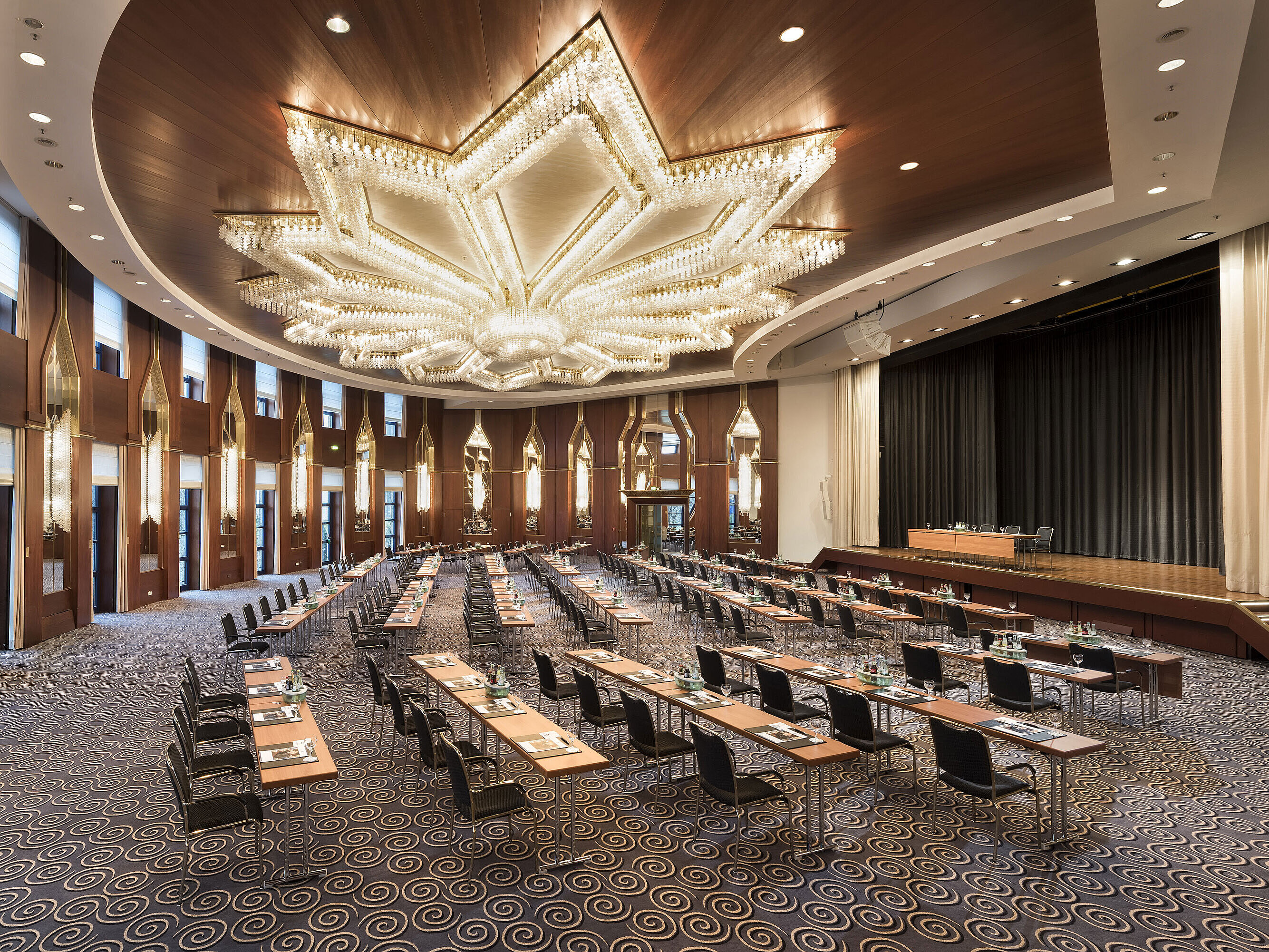 Saal Beethoven Classroom style The image shows the magnificent Beethoven Hall at Maritim Hotel Bonn, set up for conferences or events.