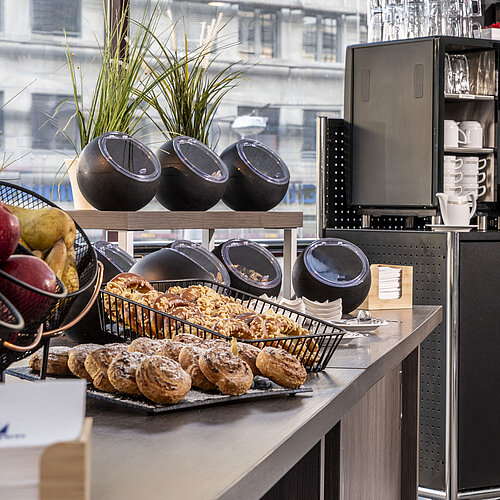 Coffee break Diverse coffee and snack selection at the Maritim Hotel Magdeburg with fresh pastries, fruit, and modern coffee machines.