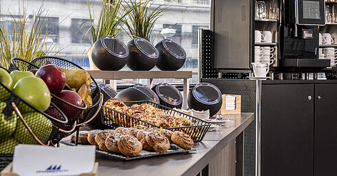 Coffee break Diverse coffee and snack selection at the Maritim Hotel Magdeburg with fresh pastries, fruit, and modern coffee machines.