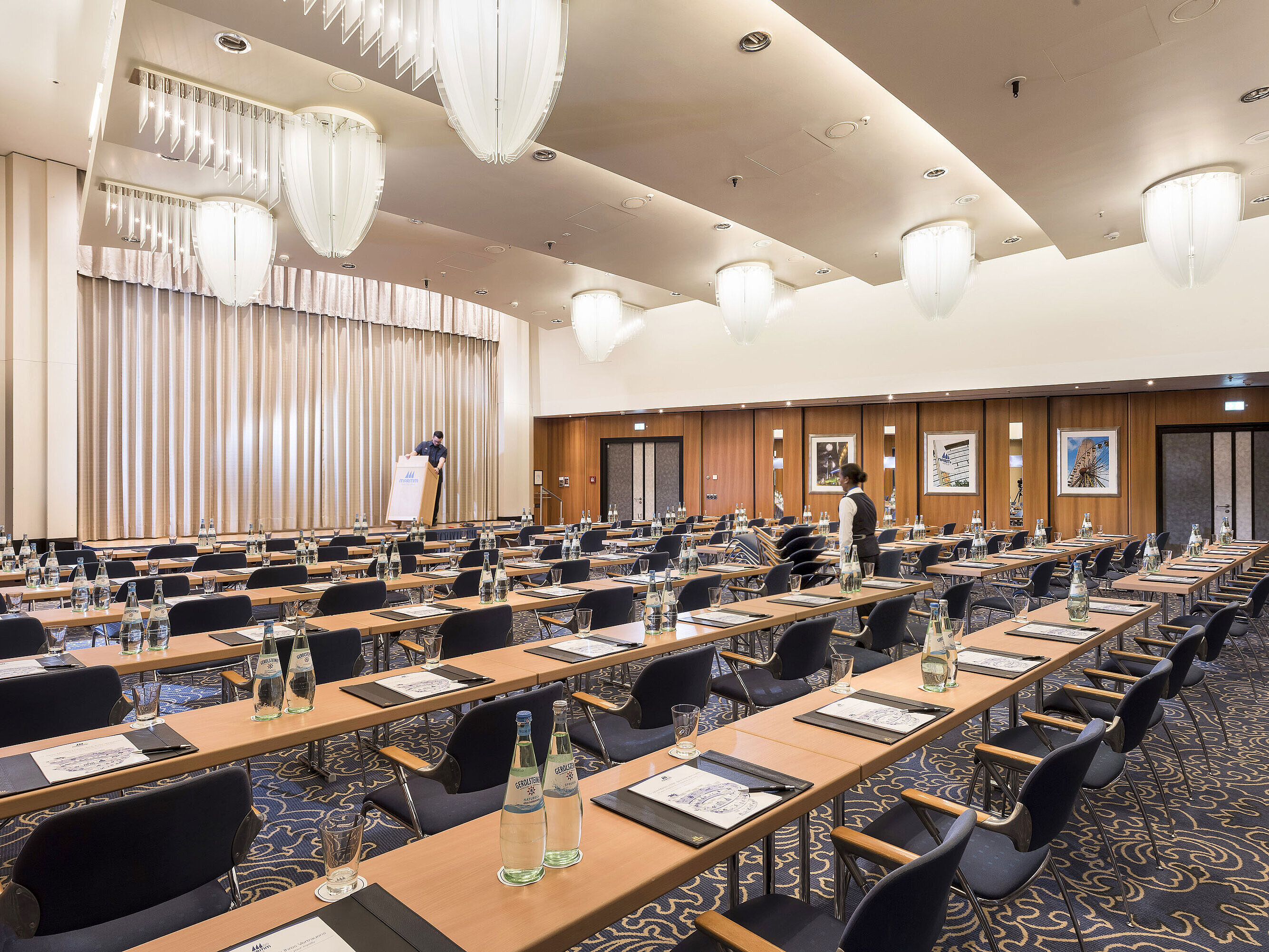 Saal Maritim III Large conference room at Maritim Hotel Frankfurt with row seating, stage, and modern facilities.