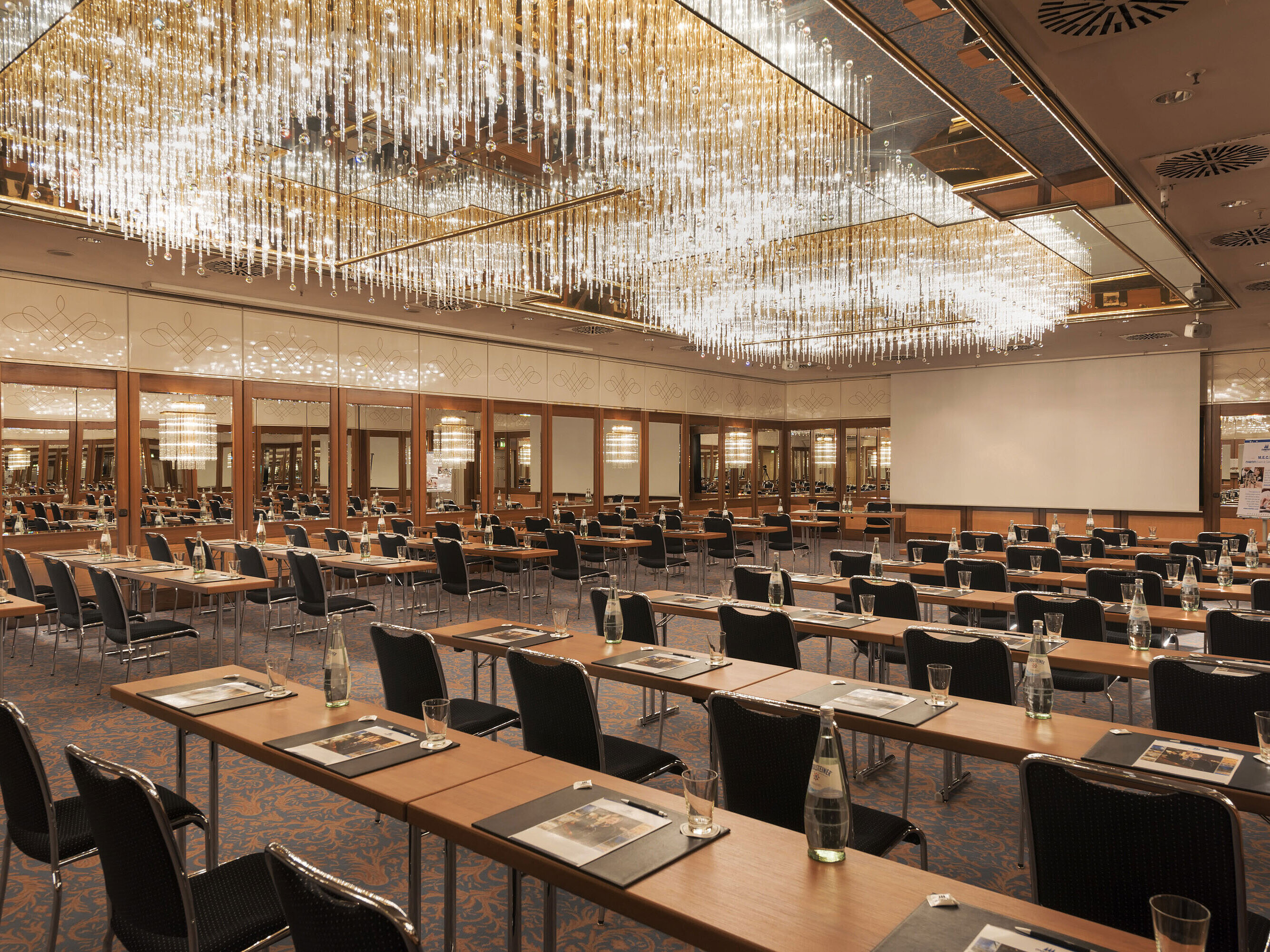 Saal Stuttgart classroom style Spacious conference hall with chandeliers and professional setup at the Maritim Hotel Munich