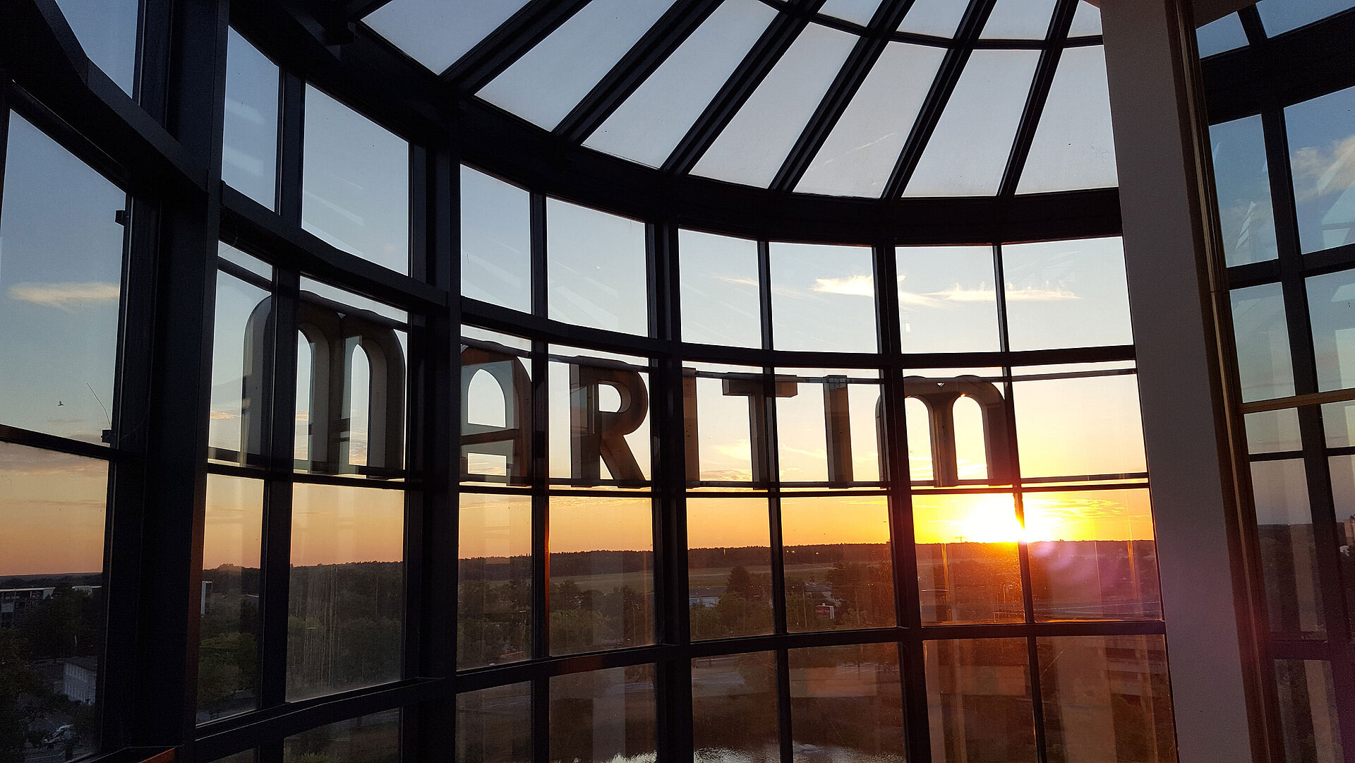 Maritim Hotels Spectacular sunset view through the glass facade of Maritim Hotel Hannover.