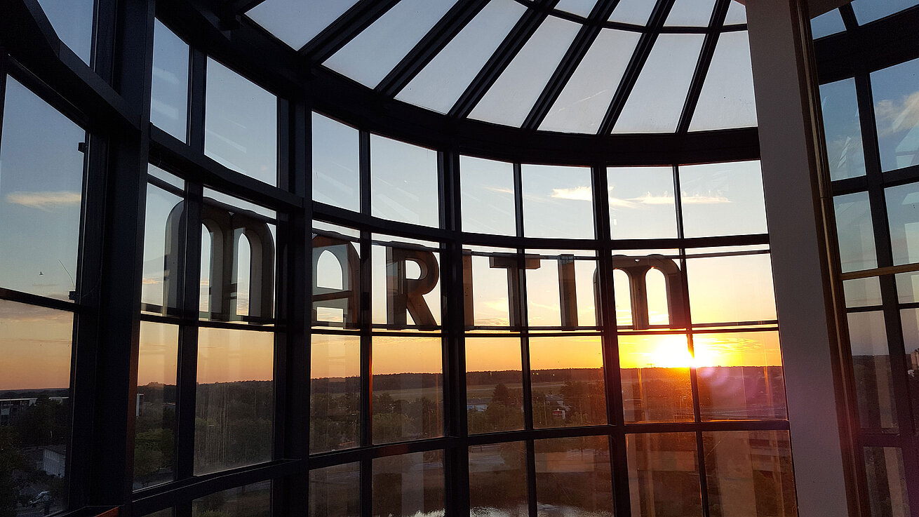 Maritim Hotels Spectacular sunset view through the glass facade of Maritim Hotel Hannover.