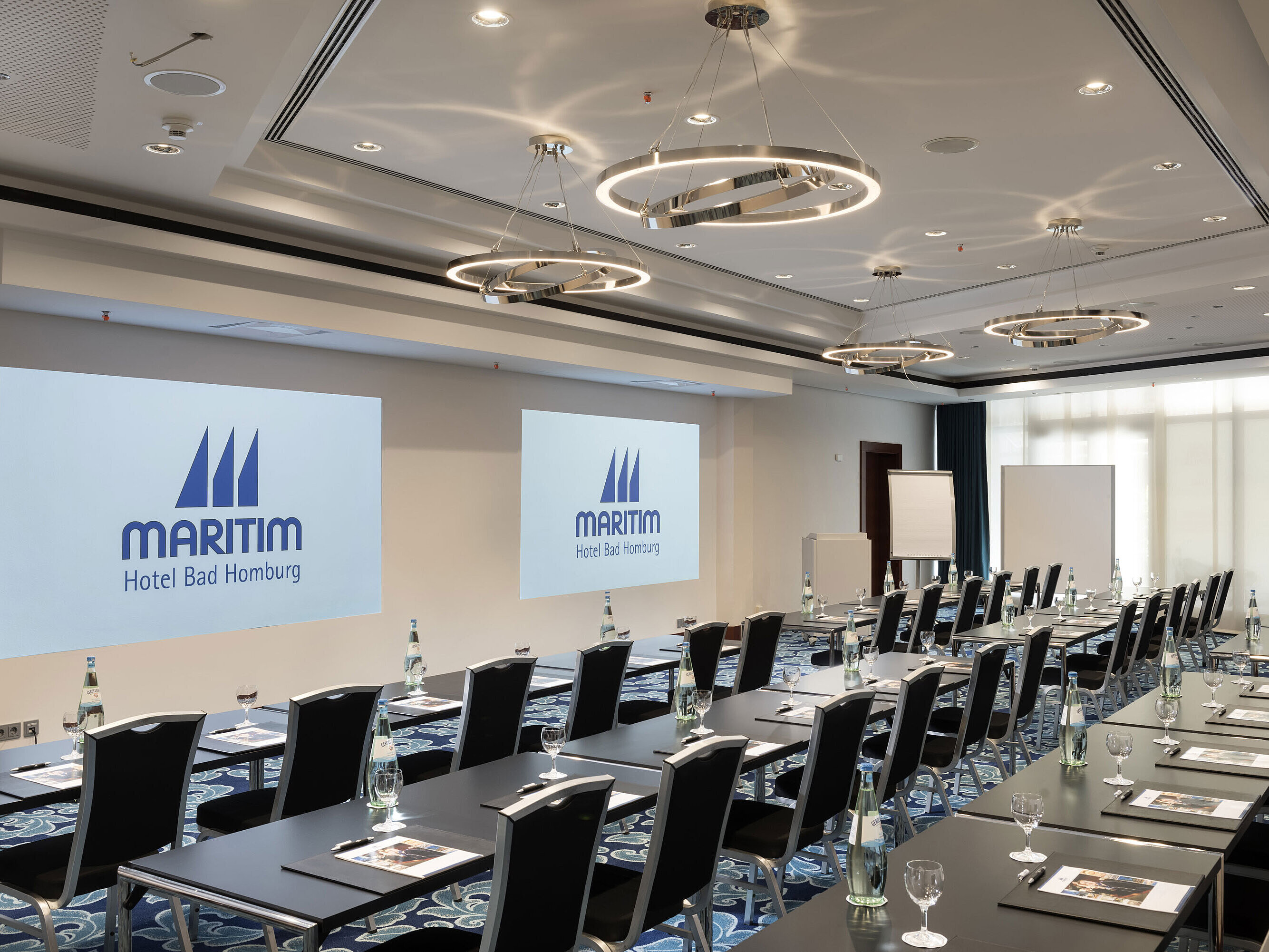 Salon Louise Modern conference room at Maritim Hotel Bad Homburg with seating and projection.