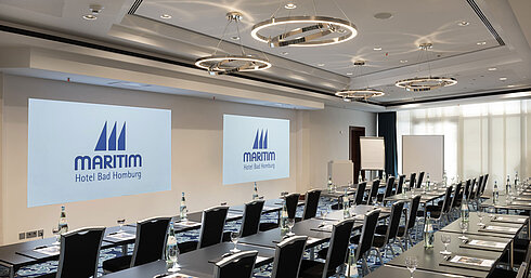 Salon Louise Modern conference room at Maritim Hotel Bad Homburg with seating and projection.