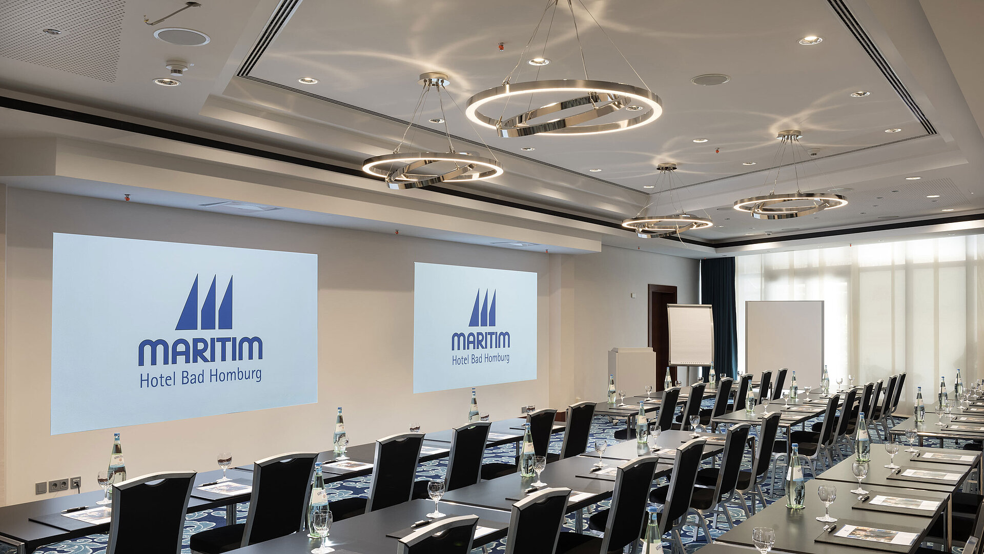 Salon Louise Modern conference room at Maritim Hotel Bad Homburg with seating and projection.