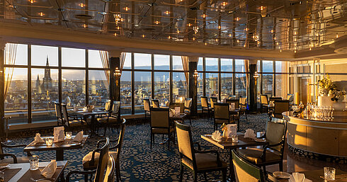 "Das Ulmer" Restaurant Restaurant in Maritim Hotel Ulm with elegant seating, panoramic windows and views over Ulm at sunset