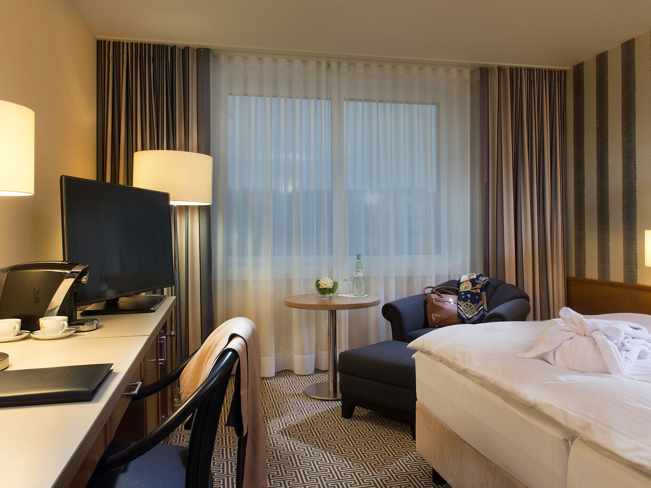 Superior room Double room with armchair, desk, coffee machine and daylight at the Maritim Hotel Stuttgart