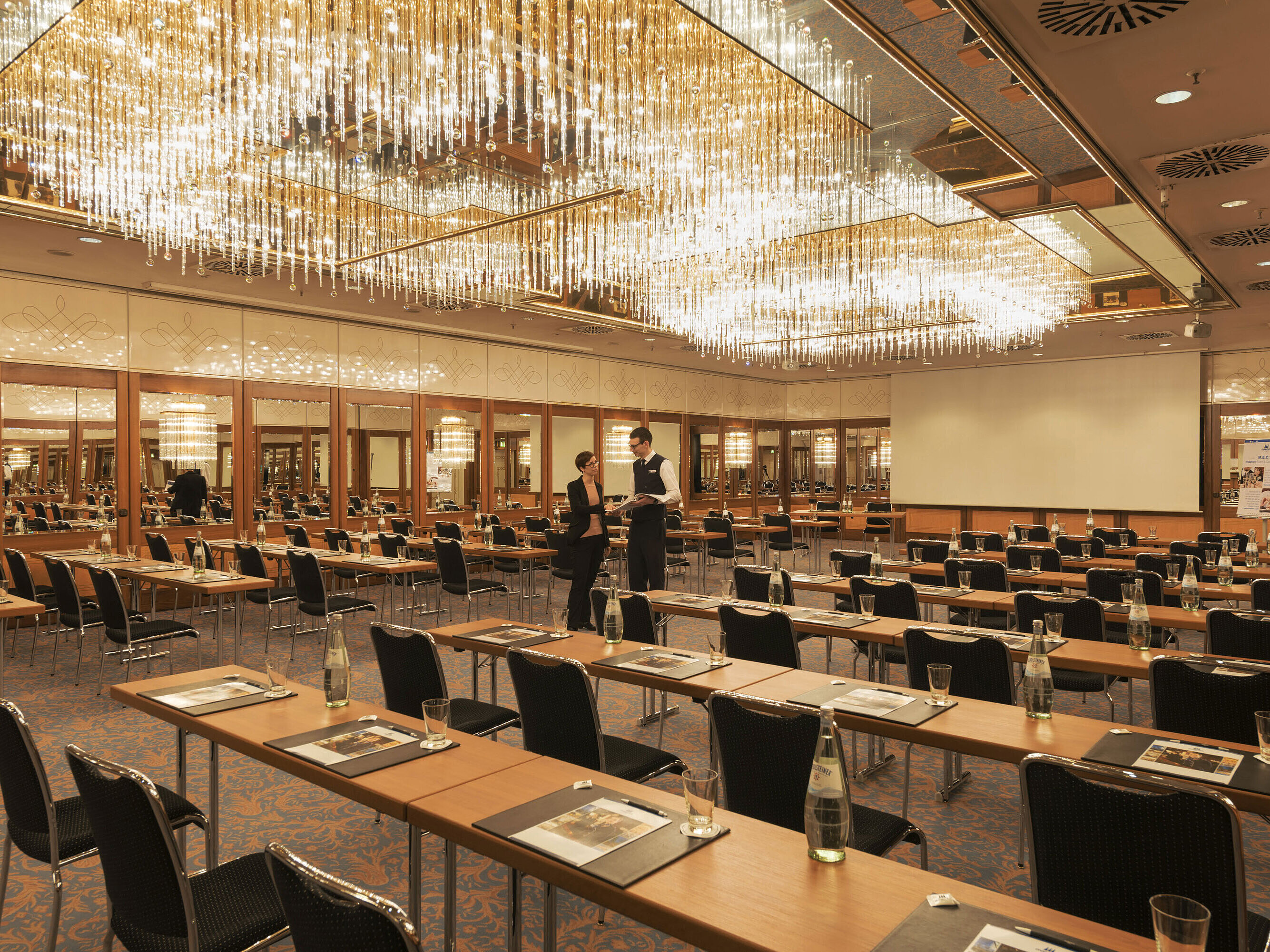 Saal Stuttgart Spacious conference hall with chandeliers and professional setup at the Maritim Hotel Munich