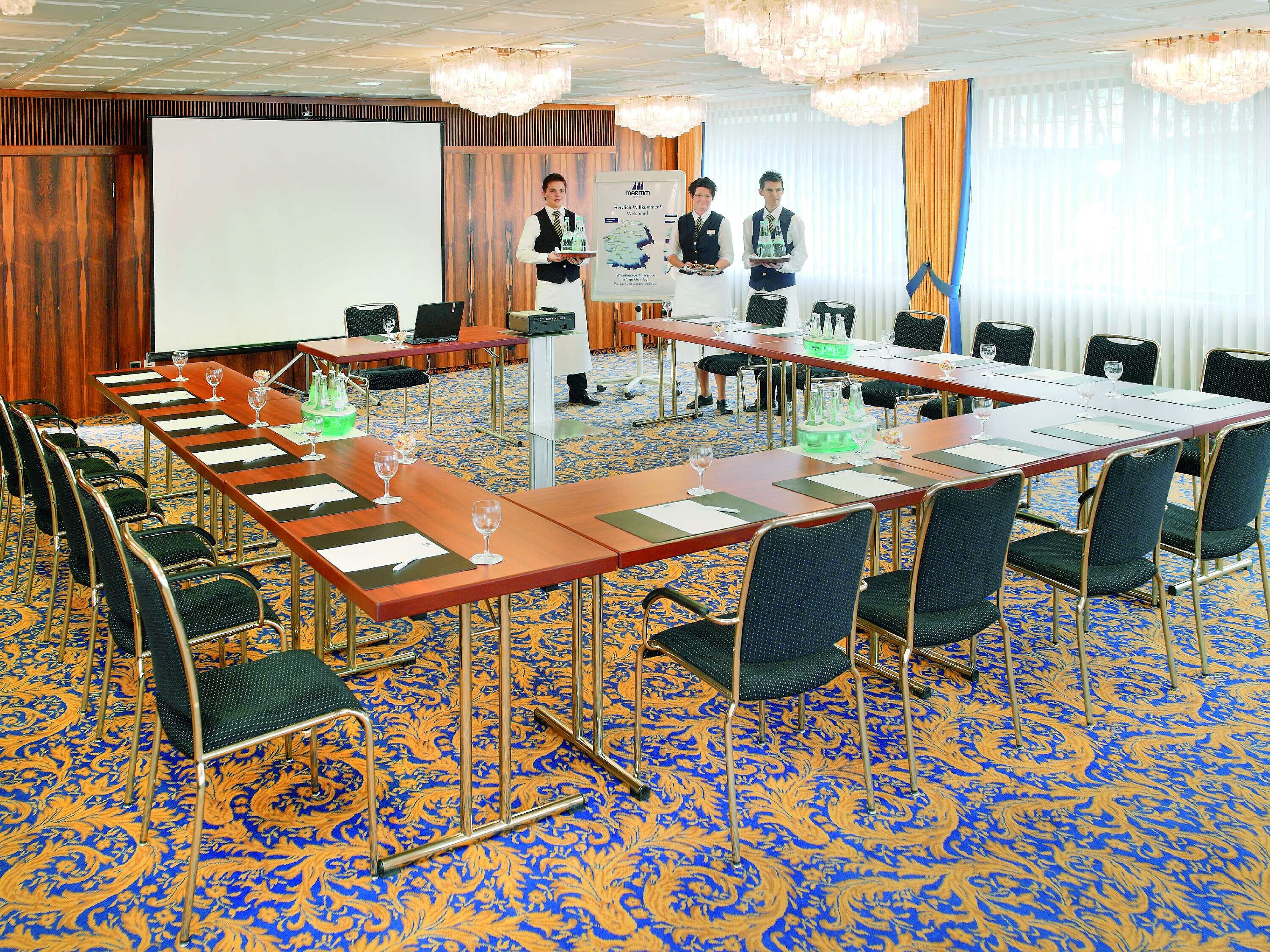 Meeting room U-shaped seating and friendly service in the conference room at Maritim Hotel Bad Salzuflen