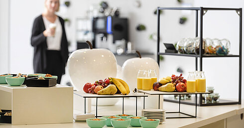 Meeting foyer Conference break at Maritim Hotel Frankfurt with healthy snacks, fresh fruit, and juice in a relaxed lounge atmosphere.