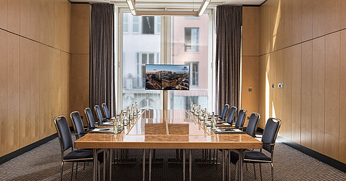 Salon 1 Salon I at Maritim proArte Hotel Berlin, conference room with natural light and modern conference technology.