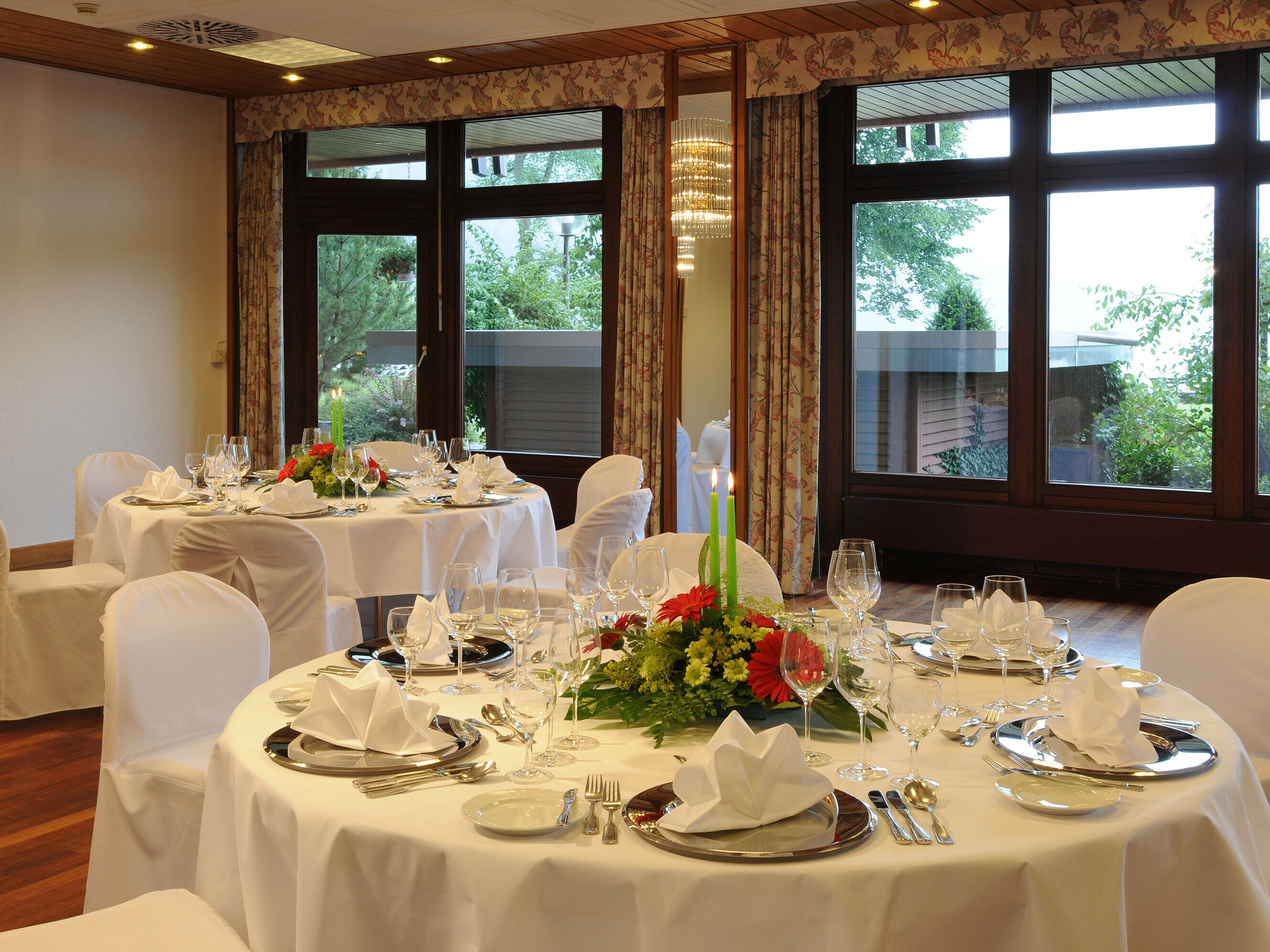 Salon Schauinsland banquet round table Close-up of a festively set table with floral decoration at Maritim Hotel Titisee