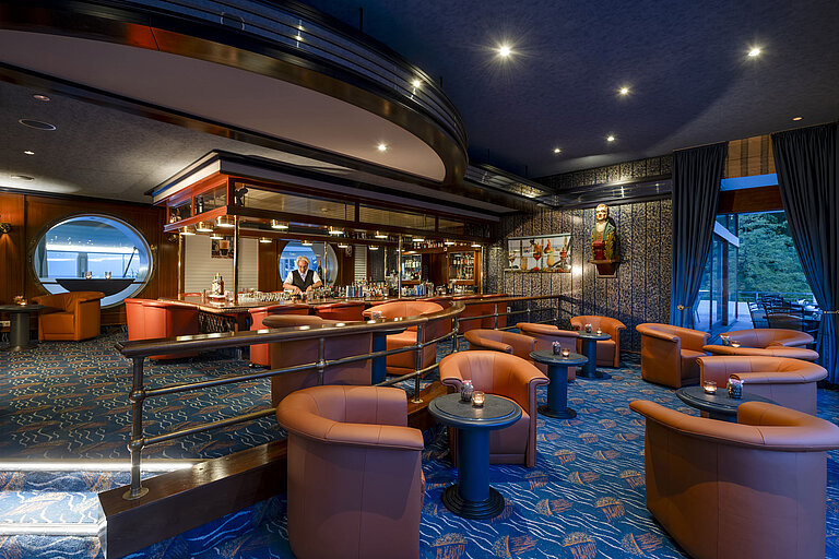 Windjammer Bar Stylish bar with cozy armchairs and nautical decor at Maritim Seehotel Timmendorfer Strand.
