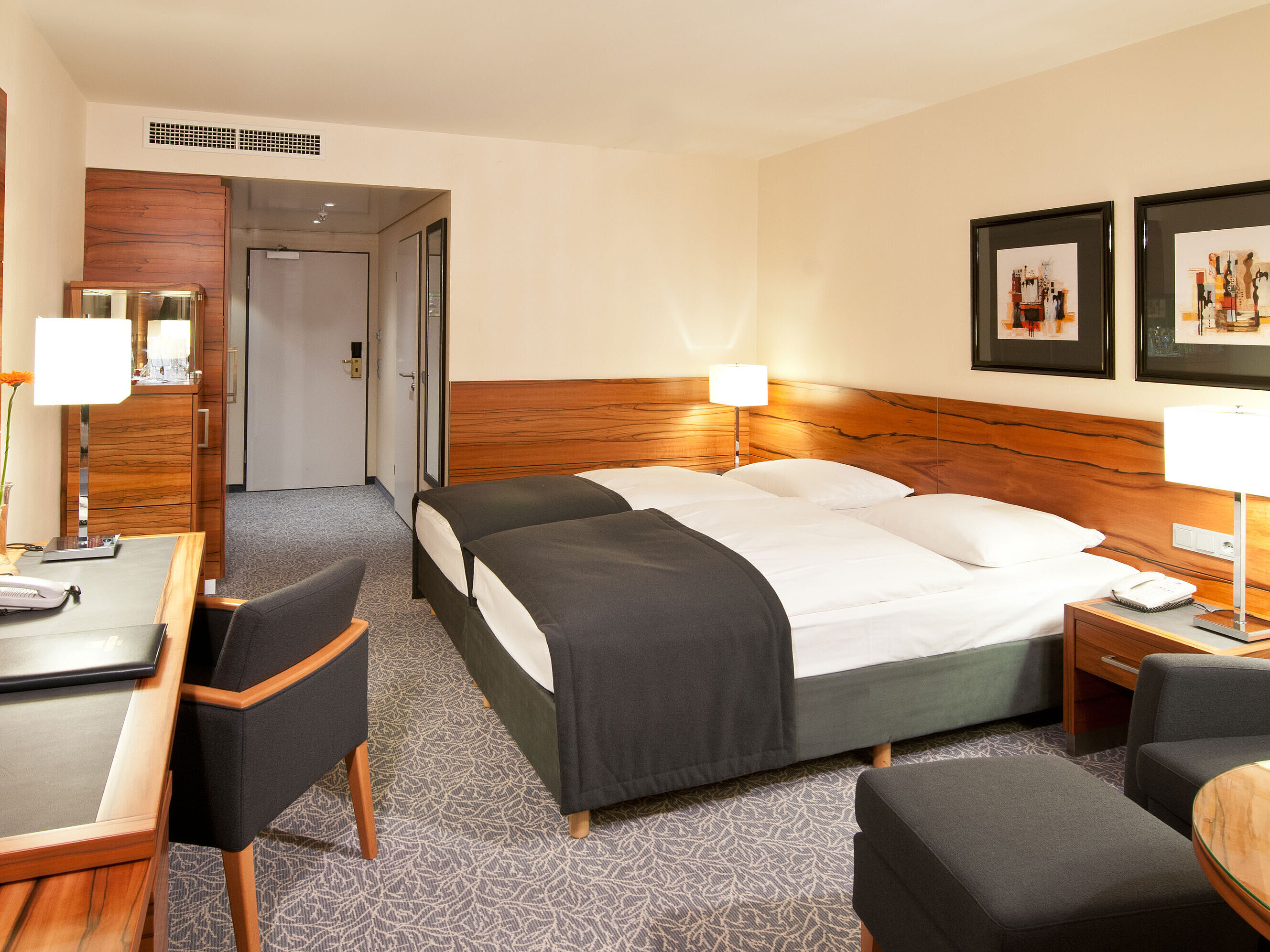 Classic room Double room with wood accents, seating area and desk at Maritim Hotel Munich