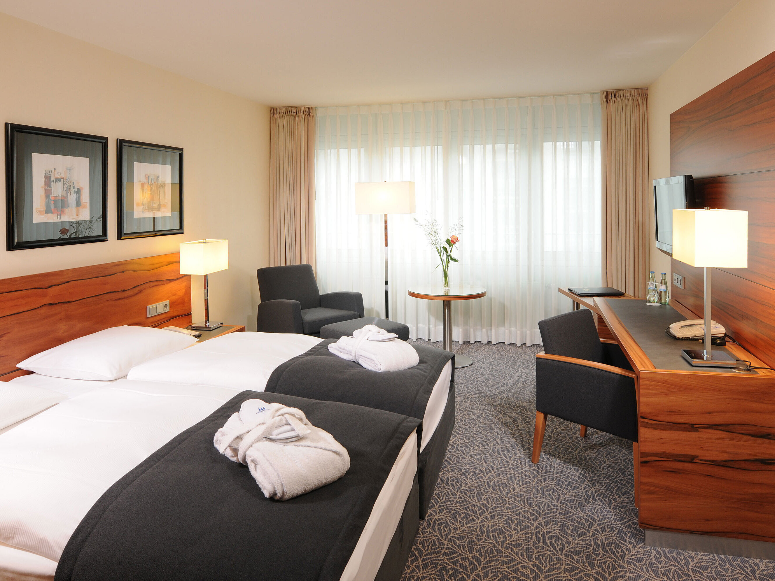 Superior room Bright double room with desk, armchairs and bathrobes at Maritim Hotel Munich