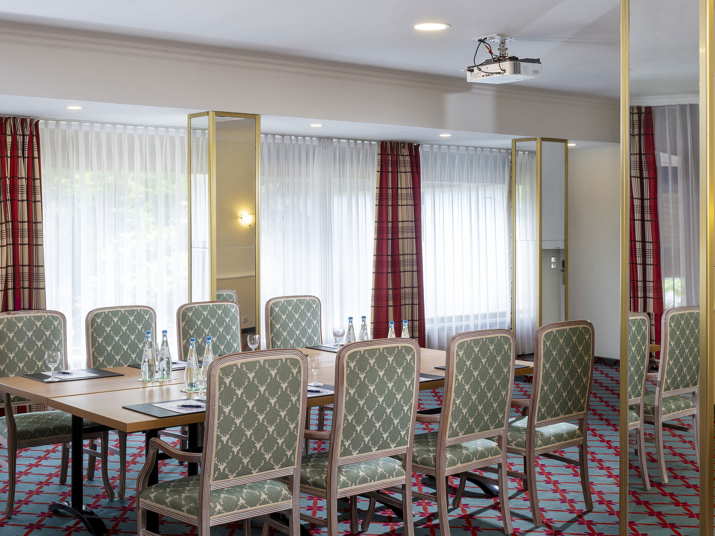 Meeting room Baerental Small conference room with elegant seating at Maritim Hotel Titisee