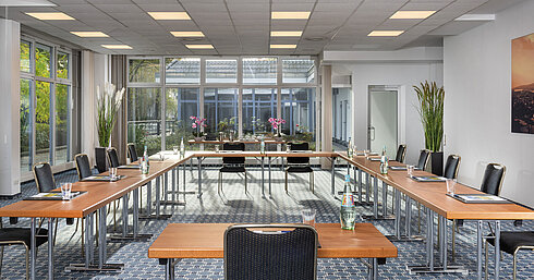 Salon Lorberg Bright conference room with large windows and courtyard view at the Maritim Hotel Königswinter.