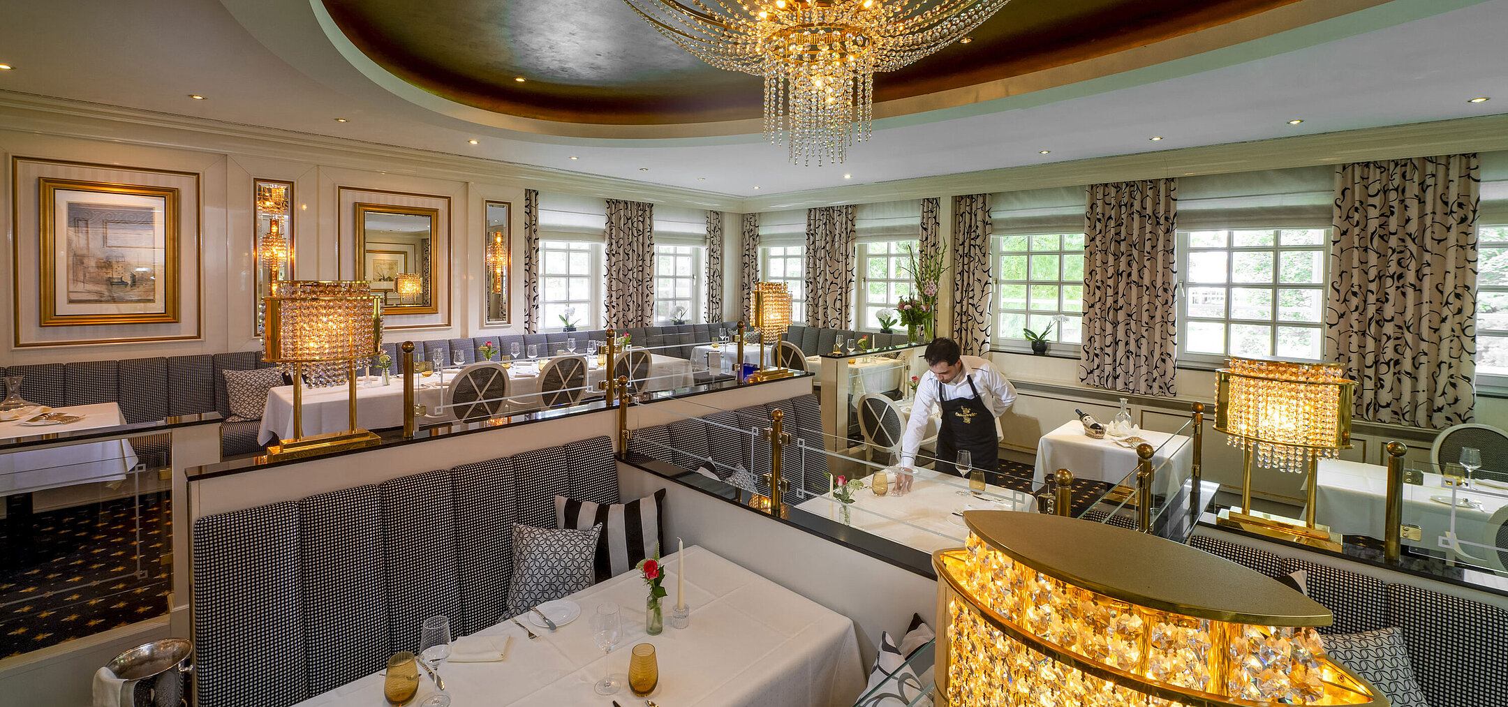 Orangerie Restaurant Elegant Orangerie restaurant at Maritim Seehotel Timmendorfer Strand with luxurious decor and set tables.