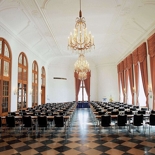 Gelber Saal Elegant event hall at Maritim Hotel Fulda with chandeliers, high windows, and stylish seating for events.