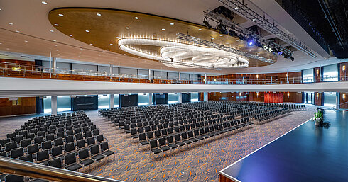 Hall Maritim Grand ballroom with stage, gallery and modern lighting at Maritim Hotel Düsseldorf