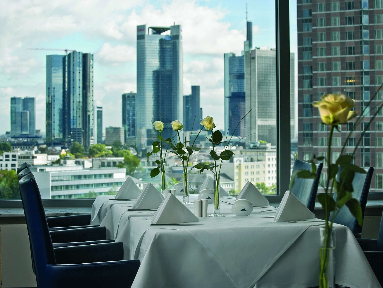 SkyLounge Elegant dining room with skyline view and set table in the SkyLounge at the Maritim Hotel Frankfurt.
