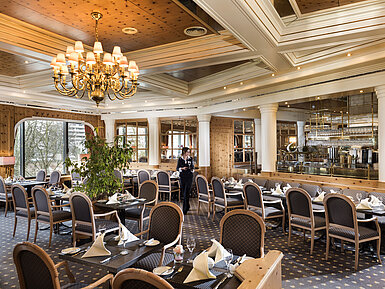 Ulmer Gulden/"Donaustube" Restaurant | Maritim Hotel Ulm Cosy country-style restaurant with set tables at the Maritim Hotel Ulm