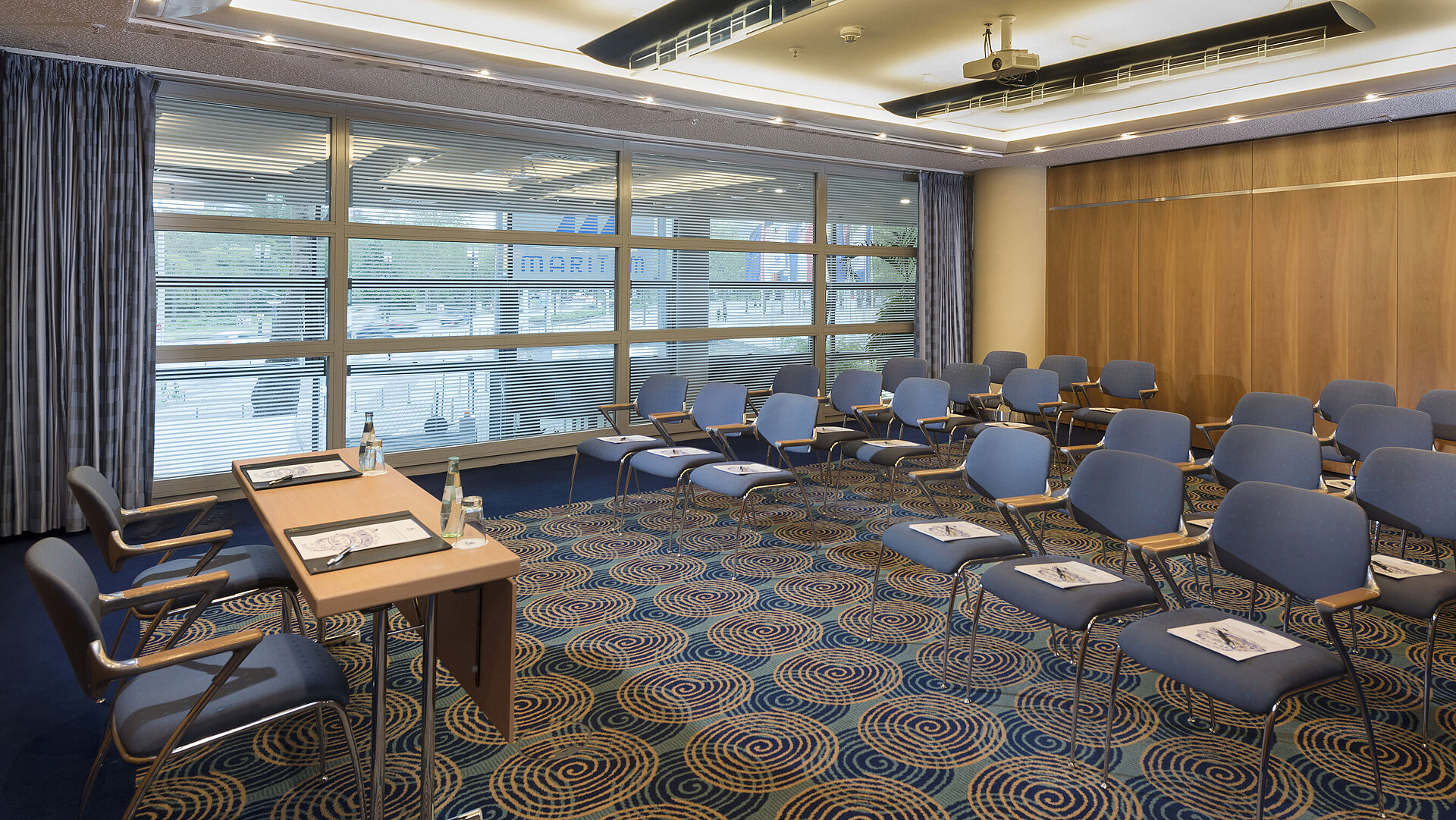 Salon Köln Modern conference room at Maritim Hotel Frankfurt with seating and table setup for meetings or seminars.