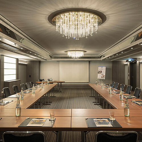 Salon Würzburg U-shape seating, water bottles and modern equipment at the Maritim Hotel Munich