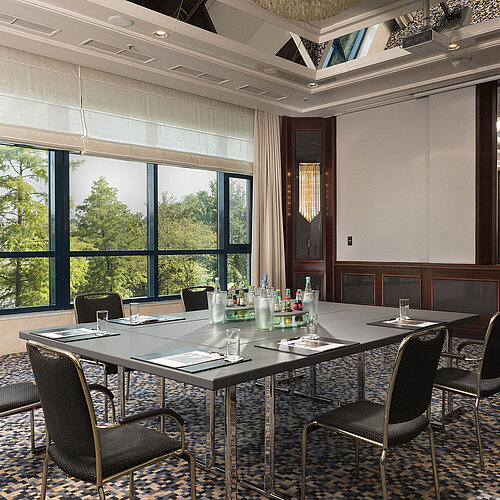 Salon Kestner Bright conference room at Maritim Hotel Hannover with large windows, green view, and elegant business setup.