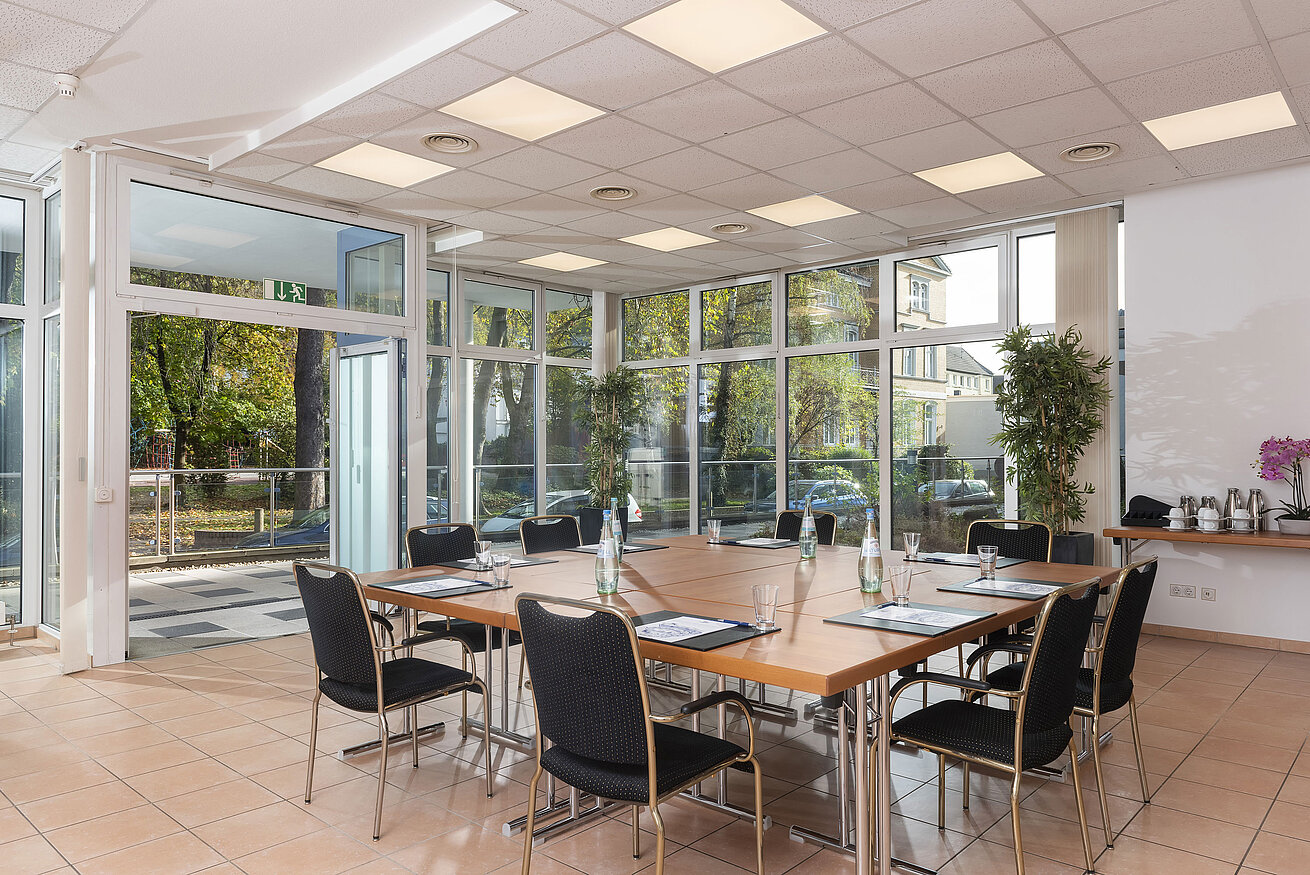 Salon Thomasberg Conference room with large windows and direct terrace access at the Maritim Hotel Königswinter.