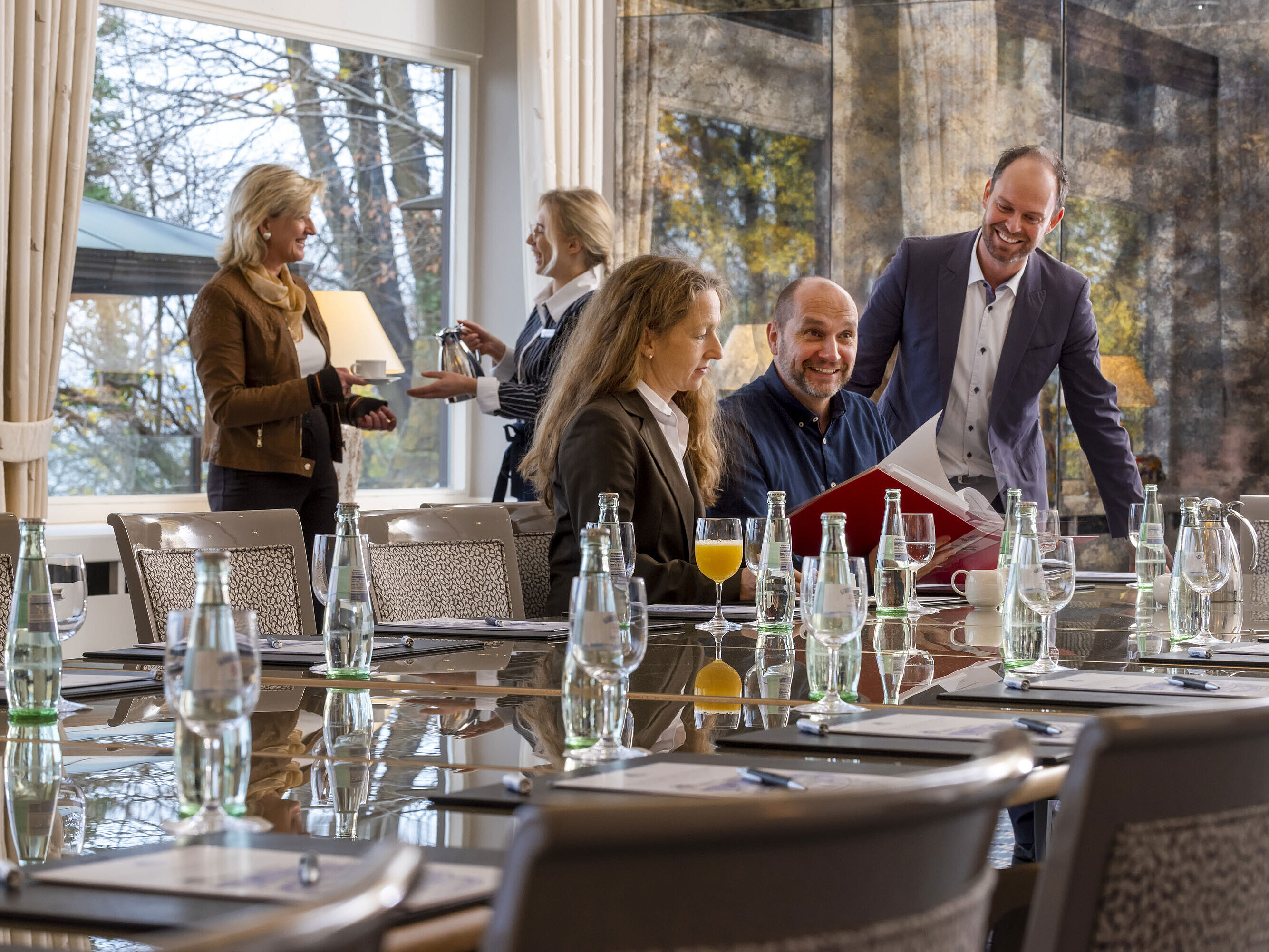 Salon Oslo Salon Oslo in the Maritim Hotel Kiel, participants in a meeting, relaxed atmosphere with drinks and friendly service.