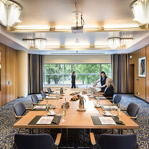 Saal Maritim I Modern conference room at Maritim Hotel Frankfurt with a large table, natural light, and elegant design.