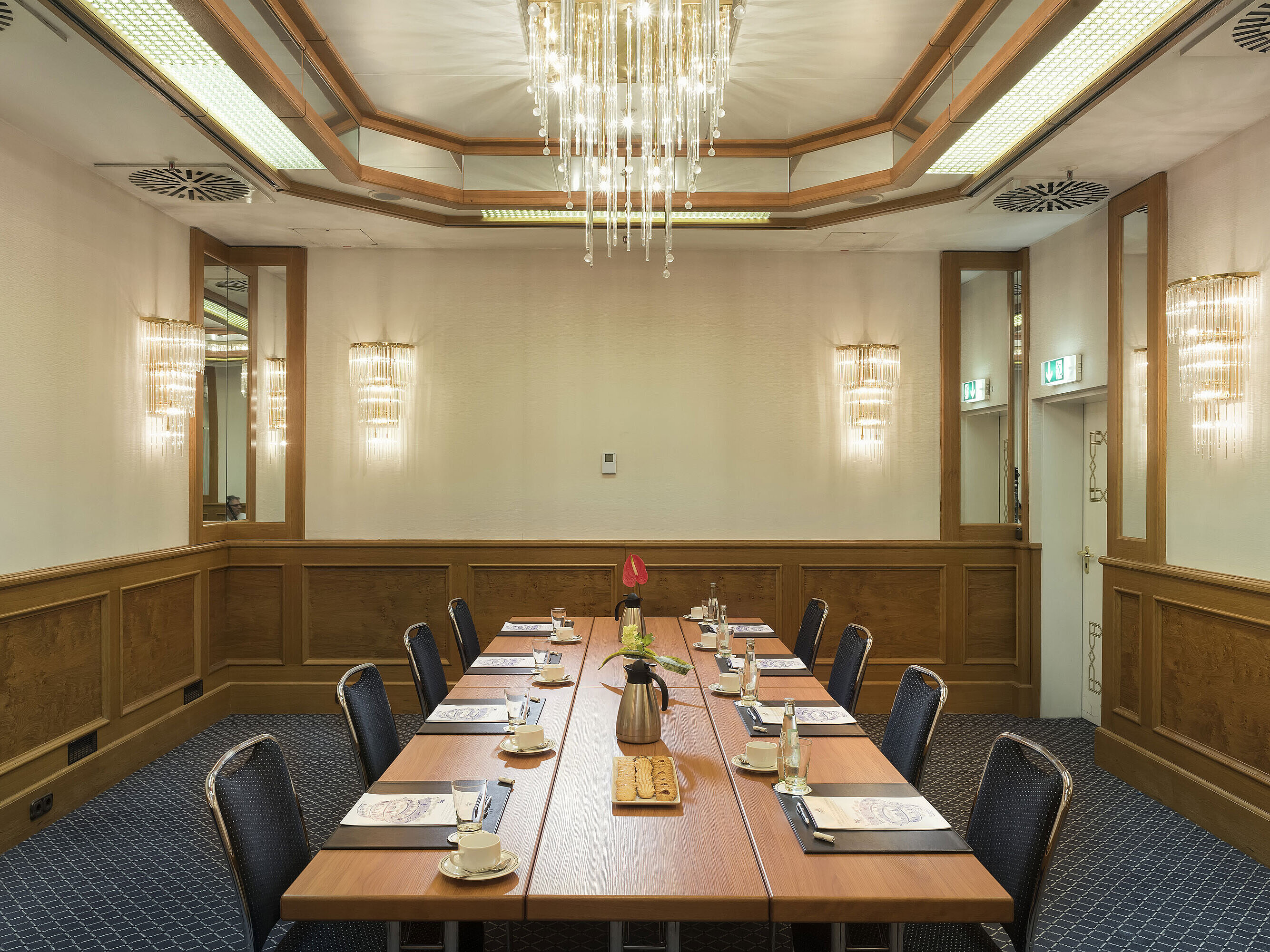 Salon Mannheim Small meeting room with coffee, biscuits and flowers at the Maritim Hotel Munich