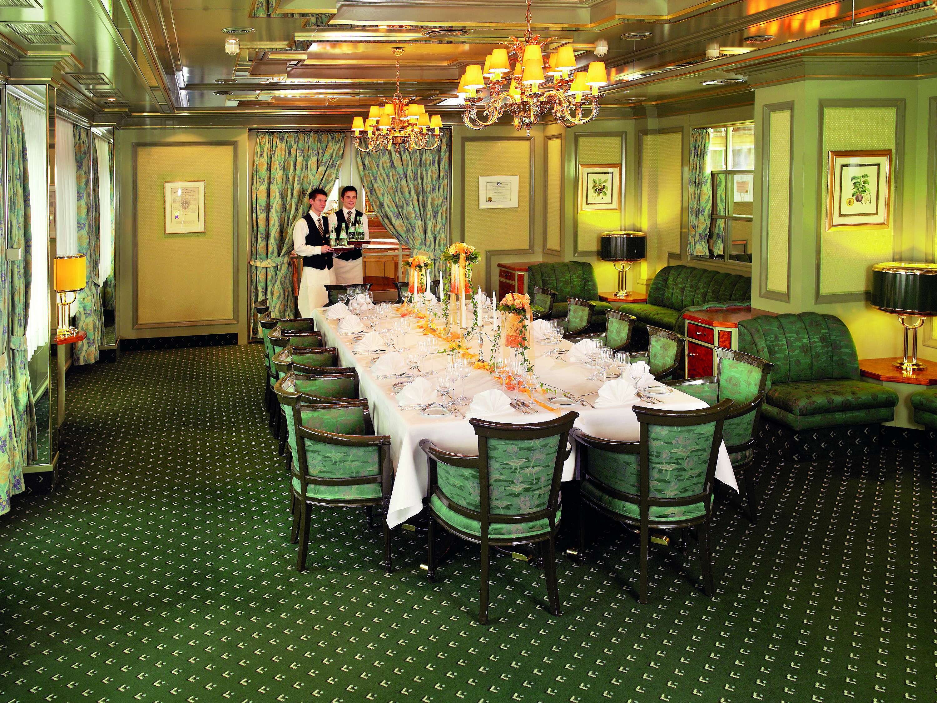 Hotel restaurant with terrace Stylish dining room with festive table at Maritim Hotel Bad Salzuflen for special occasions