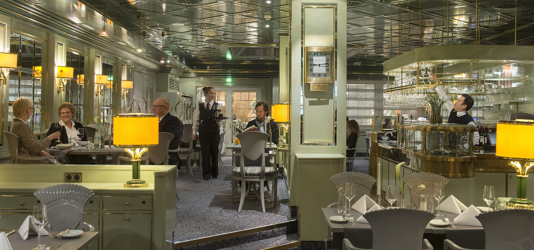 “Bistro Reuchlin” Restaurant Stylish restaurant with elegant design and guests at Maritim Hotel Stuttgart