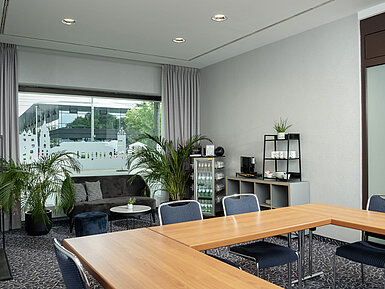 Salon Kiel Salon Kiel with sofa, plants and large windows at the Maritim Hotel Darmstadt