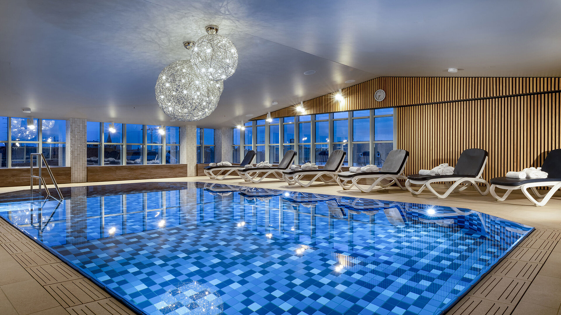 Pool Wellness zone with loungers and pool at the Maritim Hotel Munich