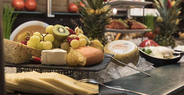 Breakfast buffet Fresh cheese platter with grapes and fruit at the buffet of Maritim proArte Hotel Berlin.