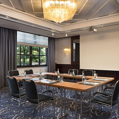 Salon Löwenburg Bright meeting room with modern technology, large windows, and elegant chandelier at Maritim Hotel Königswinter.