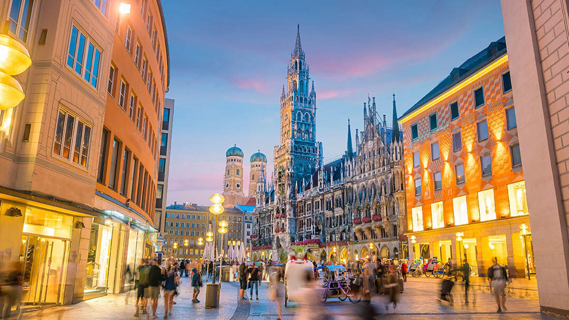© f11photo - AdobeStock.com Marienplatz in Munich with New Town Hall, illuminated buildings and lively city centre in the evening