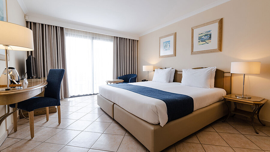 Double room Bright double room with balcony, desk, seating area and floor-to-ceiling window