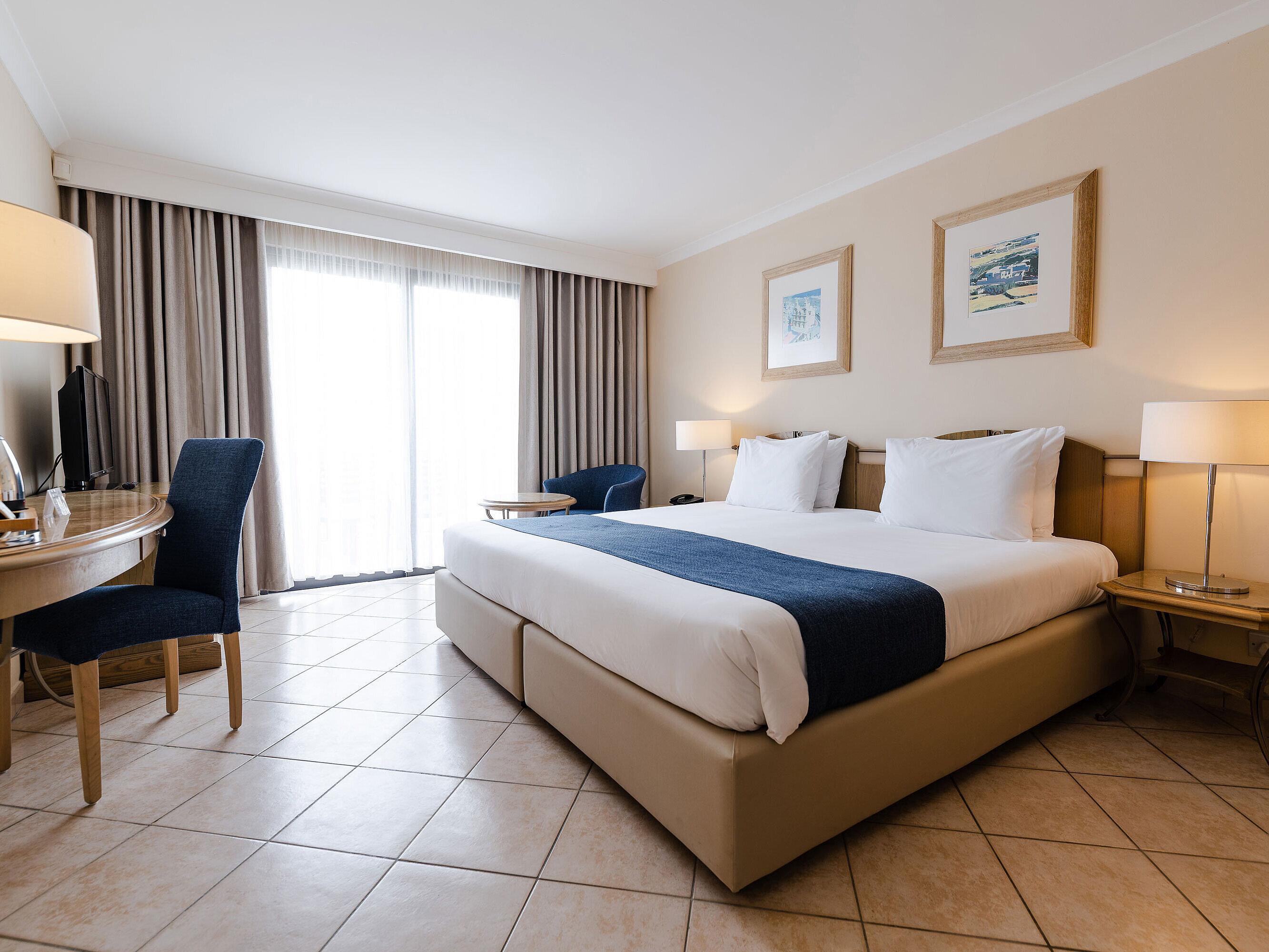 Double room Bright double room with balcony, desk, seating area and floor-to-ceiling window