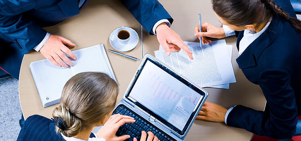 © pressmaster/ Adobestock.com Business people working together on a laptop and discussing documents during a meeting
