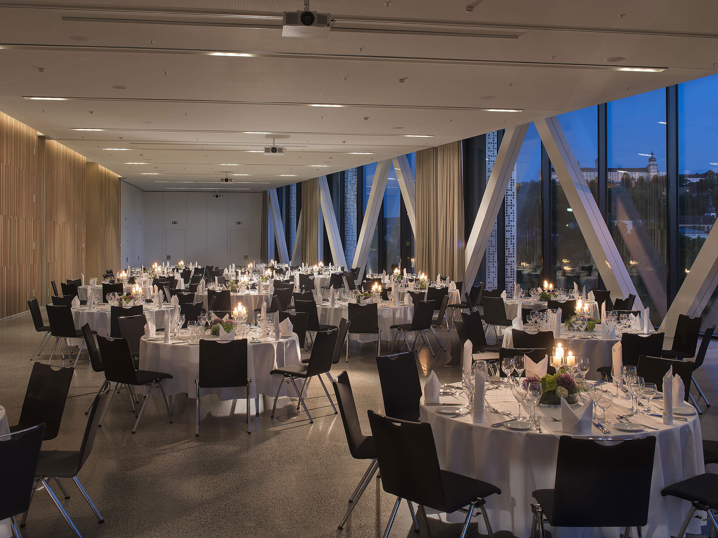 Meeting room Elegant event venue at Maritim Hotel Würzburg with round tables and view of the fortress