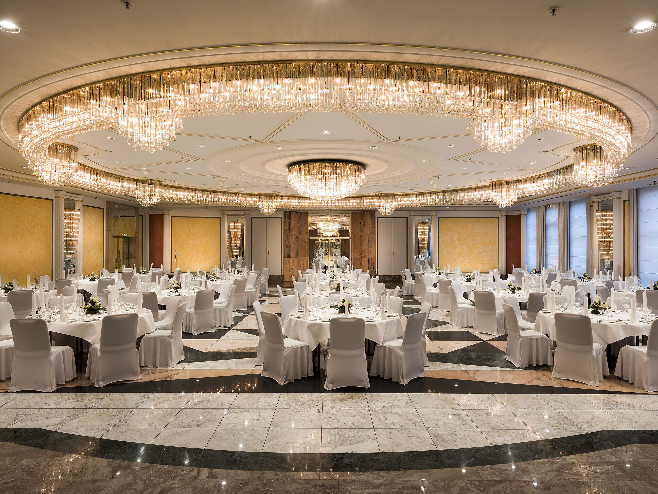 Saal Schumann Schumann Hall at Maritim Hotel Bonn with festive decor and elegant chandeliers, ideal for weddings and banquets.