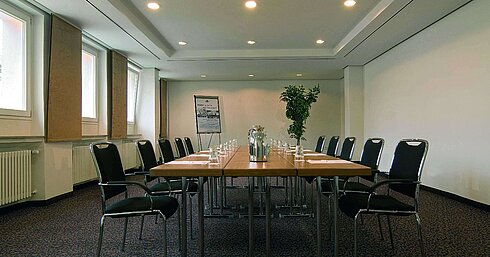 Meeting room Bright meeting room at Maritim Hotel Fulda with modern equipment and conference table.